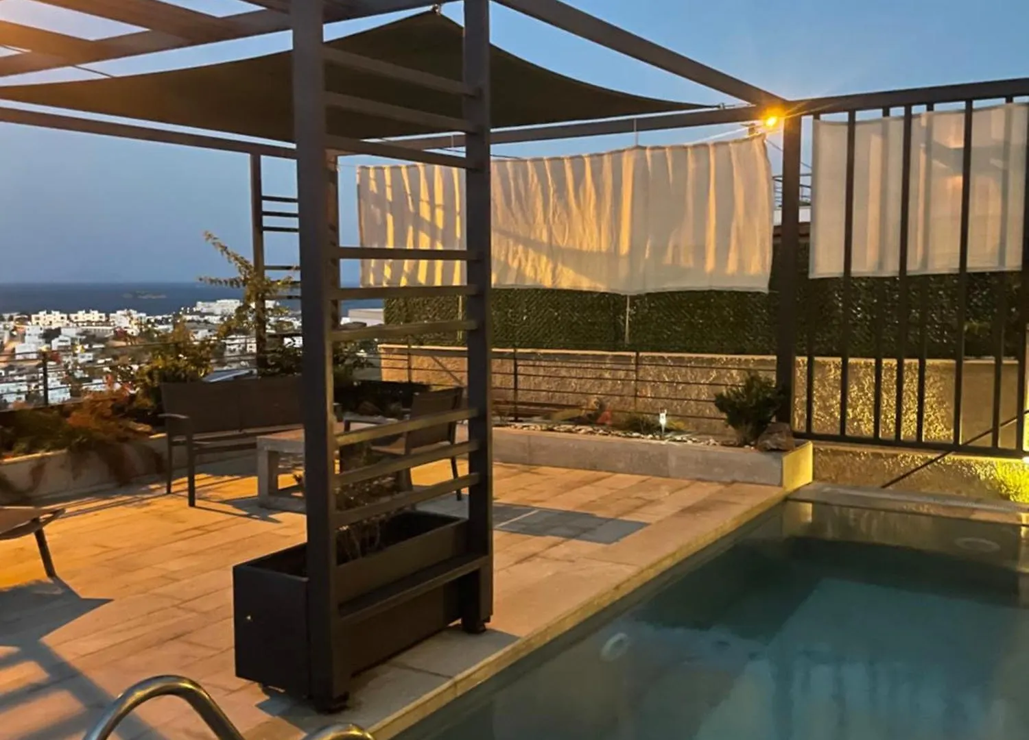 Havuzlu Ve Jakuzili Full Esyali Lueks Villa Bodrum